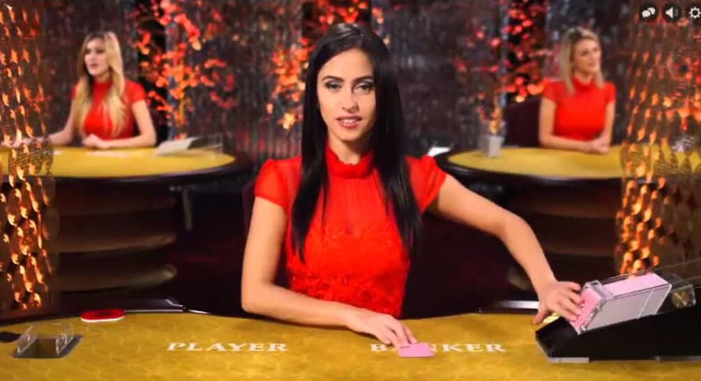 Crupier repartiendo cartas de baccarat