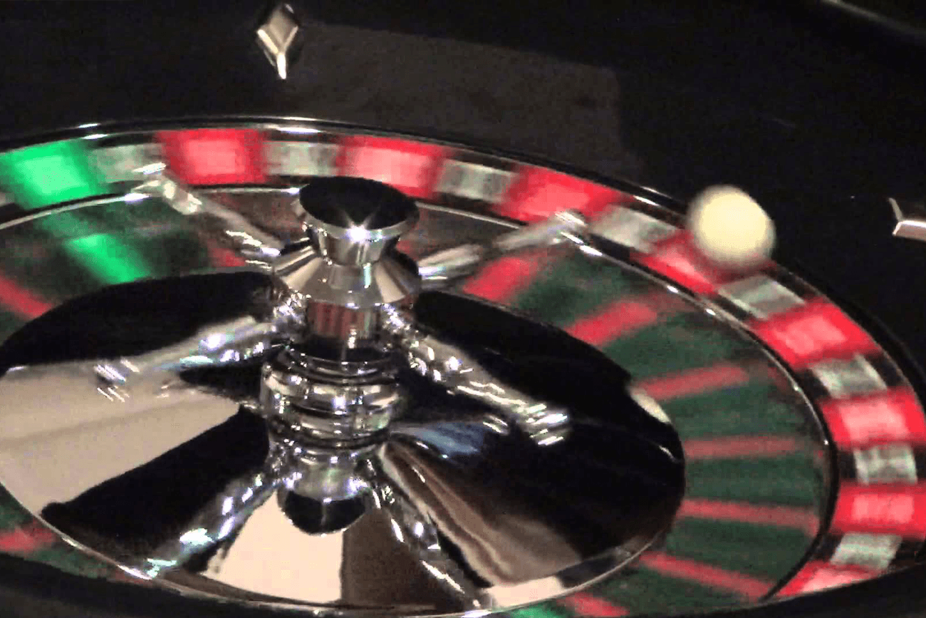 ¿Cómo se llama el que tira la pelotita en la ruleta