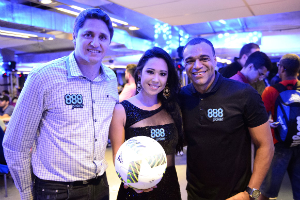 888poker firma con la ex estrella de fútbol del Arsenal y Brasil, Denilson