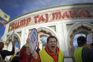 Los trabajadores del Trump Taj Mahal en huelga durante el fin de semana del 4 de julio