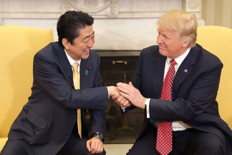 Trump media con el primer ministro japonés para que considere al donante republicano Sheldon Adelson para una licencia de casino