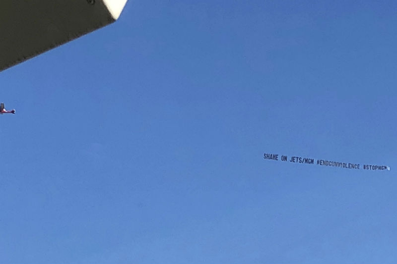 Una pancarta de avión critica el acuerdo de los New York Jets con MGM