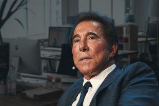La corte apoya al asediado jefe del casino Steve Wynn en una demanda por difamación
