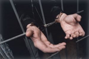 Legislador japonés condenado a 4 años de prisión por escándalo de soborno en casinos